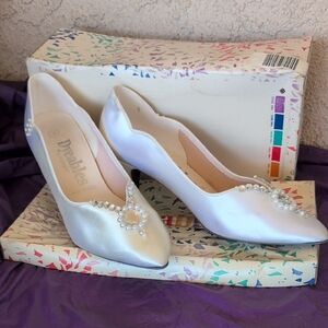 White Satin Heels with Pointed Toe and Feminine Silhouette